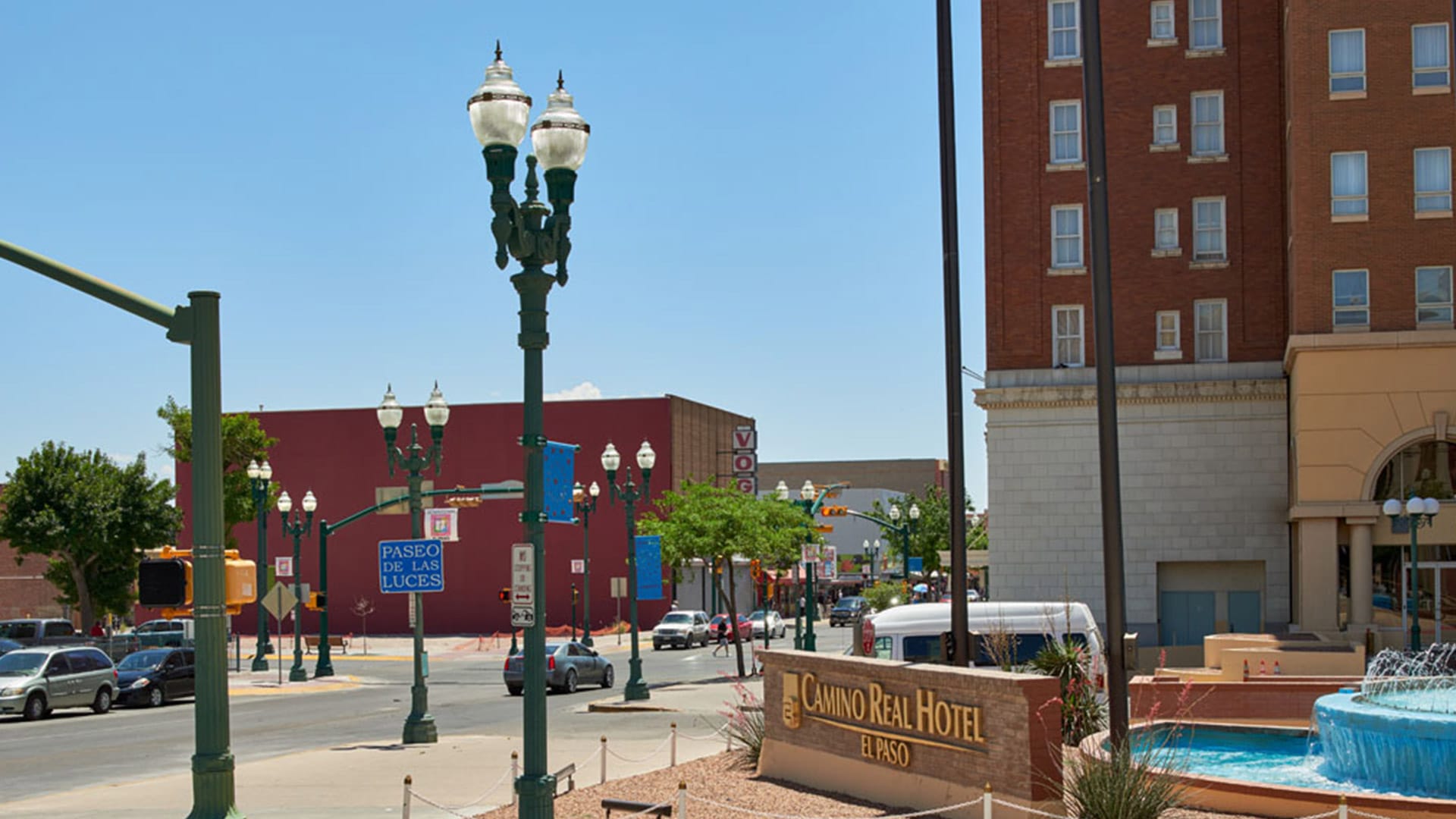 The streets of El Paso decorated with Holophane's LED post-top acorn lights.