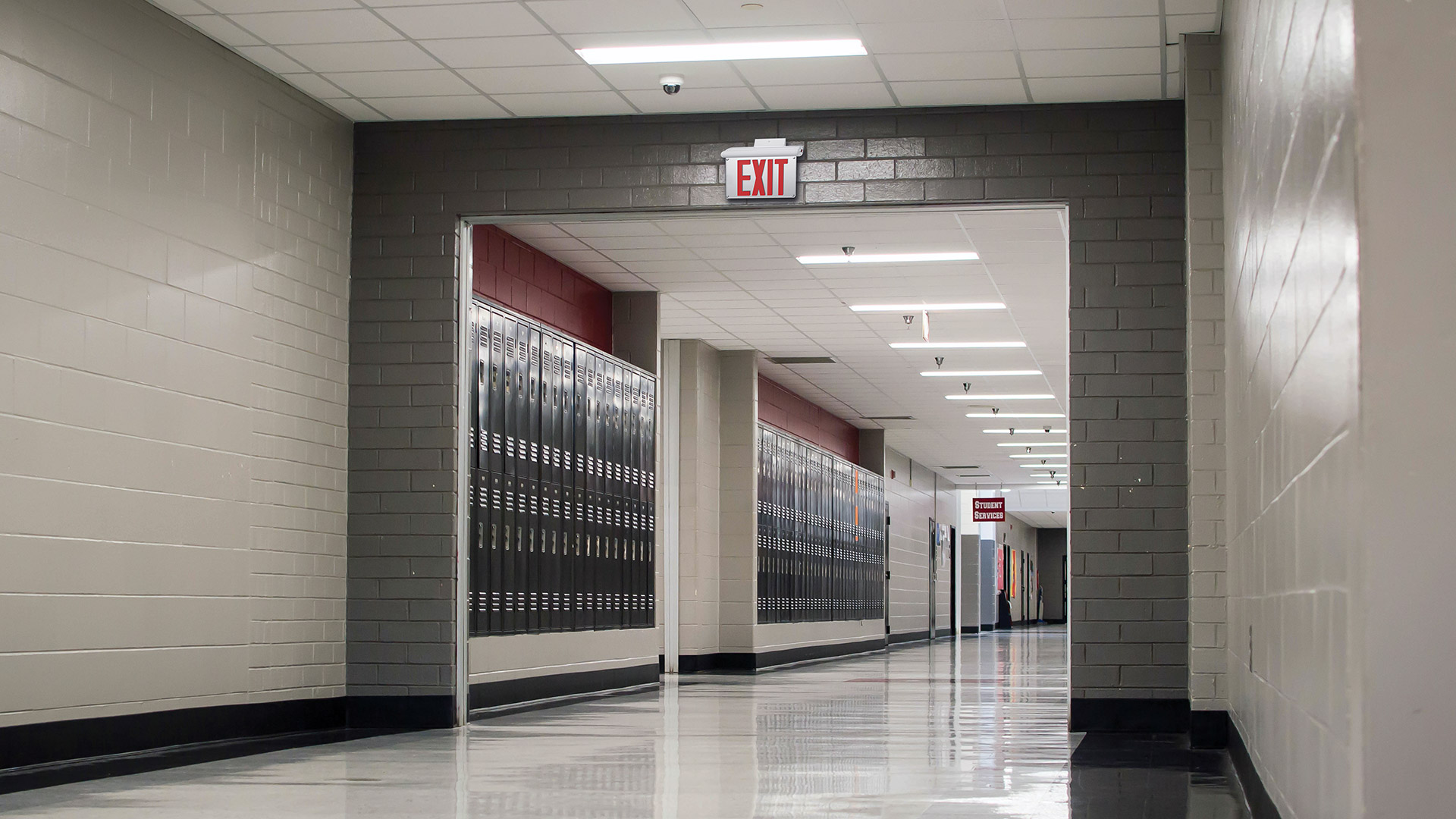 BE-W-R-SM_Wall-Mounting_School-Hallway
