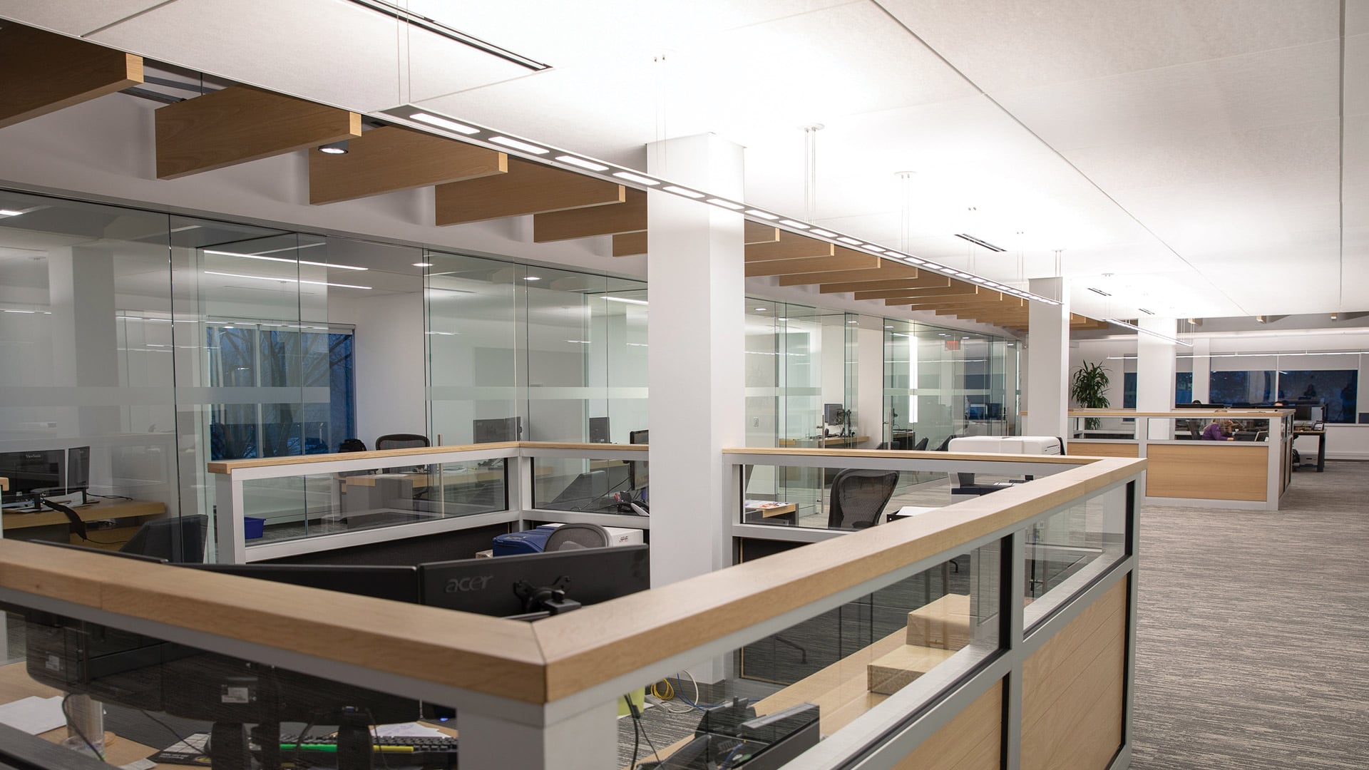 Suspended LED linear lighting for office