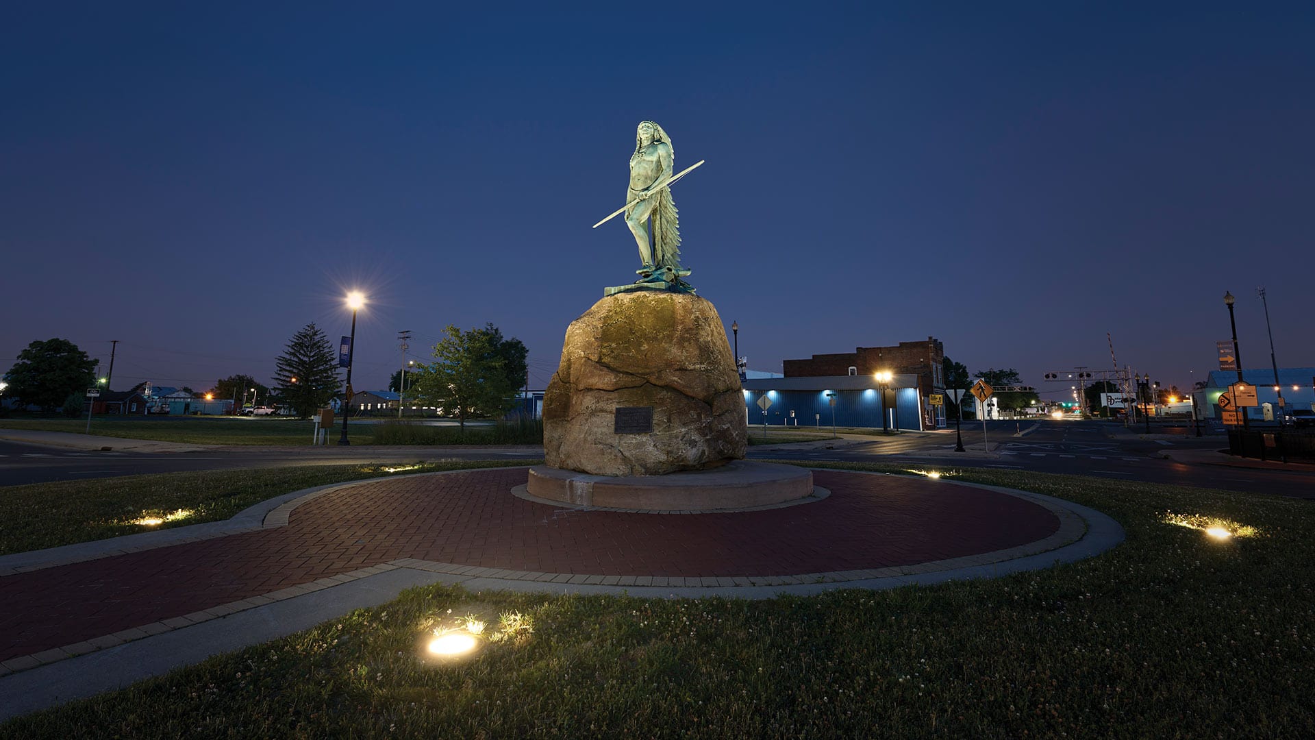 photo-gallery-outdoor-the-passing-of-the-buffalo-statue-and-roundabout-02