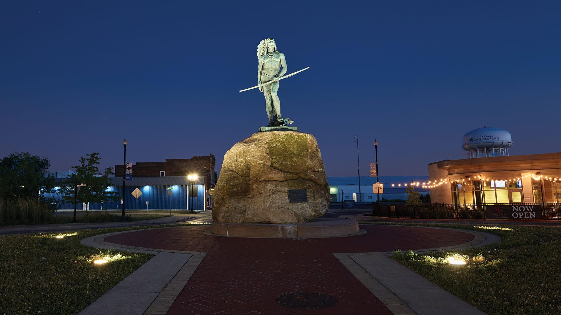 photo-gallery-outdoor-the-passing-of-the-buffalo-statue-and-roundabout-03