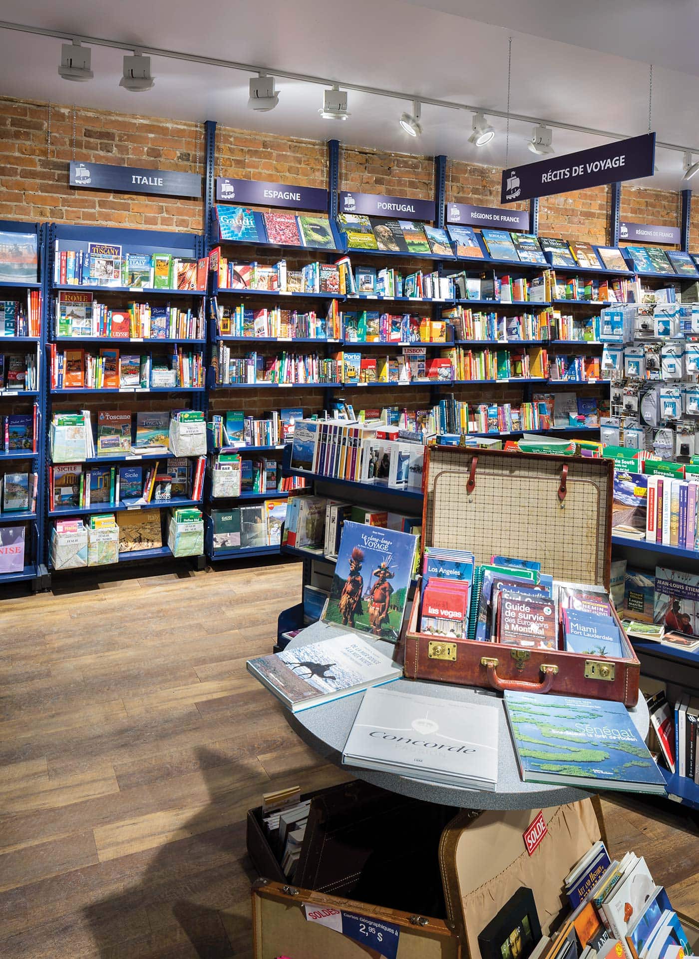photo-gallery-retail-ulysses-travel-bookstore-plateau-03